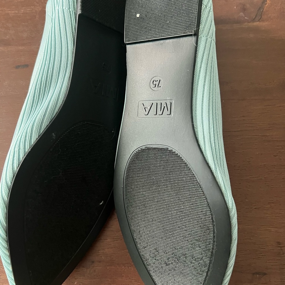 MIA Green Ribbed Flats - Picture 2 of 2